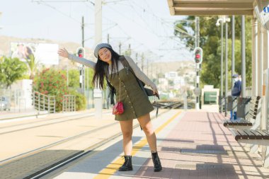 Açık hava yaşam tarzı portresi. Mutlu ve güzel Asyalı kadın. Sırt çantalı. 