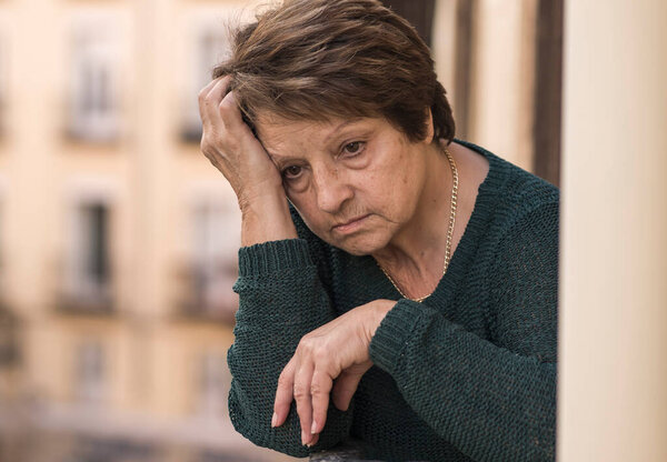 драматический образ жизни портрет зрелой женщины в возрасте 70 лет, плачущей в депрессии и грусти на домашнем балконе, чувствующей отчаянные страдание проблемы тревоги в концепции депрессии среди пожилых женщин