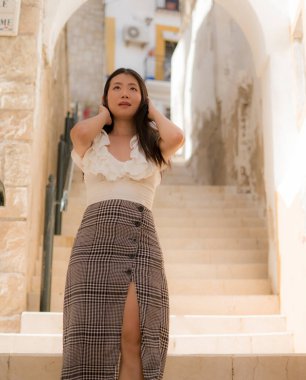 Güzel ve mutlu Asyalı bir kadının açık hava yaşam tarzı portresi. Çekici bir Çinli kız. İspanya 'nın Endülüs şehrinde geziyor.