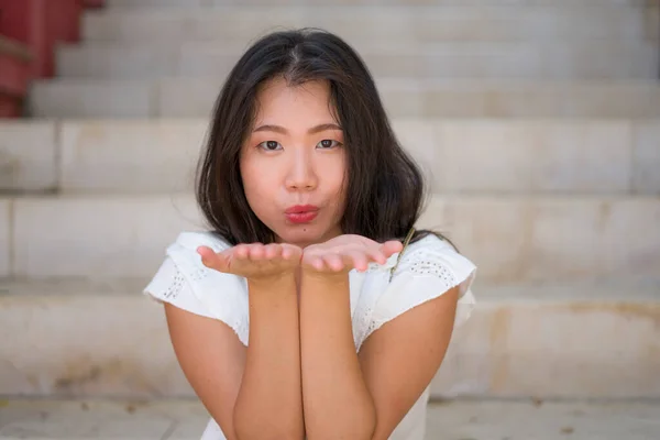 Buiten Levensstijl Portret Van Jonge Mooie Gelukkige Aziatische Vrouw Zitten — Stockfoto