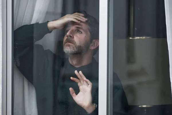 Dramático Retrato Atractivo Triste Deprimido Hombre Adulto Medio Mirando Través — Foto de Stock