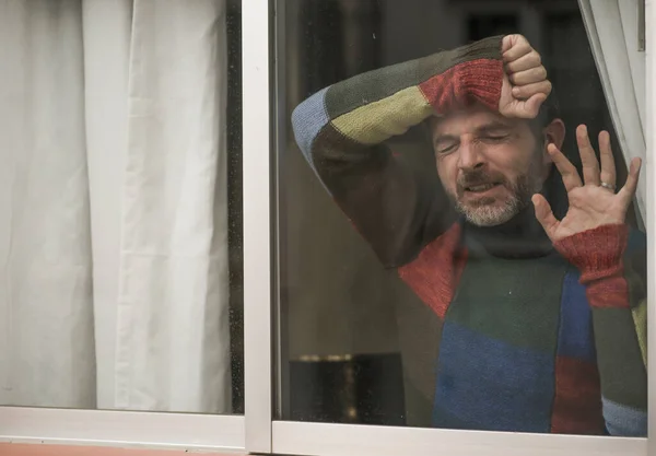 富有吸引力 悲伤和沮丧的中年男子从家里窗户往外看 感到忧心忡忡 极度抑郁 忧心忡忡 痛苦不堪 — 图库照片