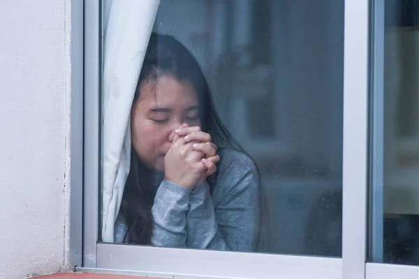 Flicka Stress Hemma Dramatiskt Porträtt Ung Ledsen Och Deprimerad Asiatisk — Stockfoto