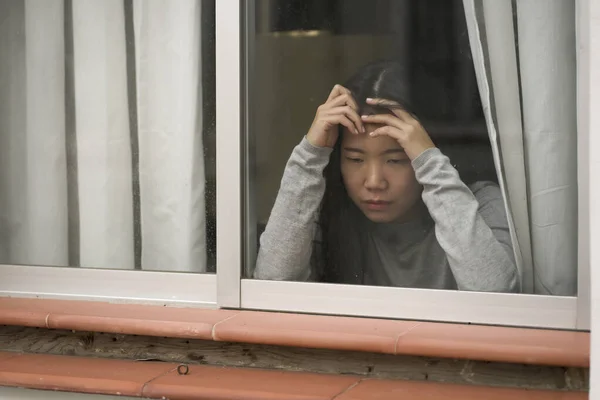 Menina Estresse Casa Retrato Dramático Jovem Triste Deprimida Mulher Chinesa — Fotografia de Stock