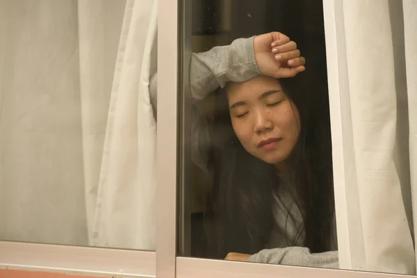 기사보기 집에서 스트레스를 창문에 슬프고 아시아 여성의 — 스톡 사진