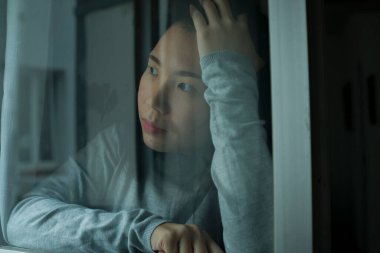 Genç üzgün ve depresif Asyalı Japon kız. Korkmuş ve endişeli. 19. bölümde karantina altında.