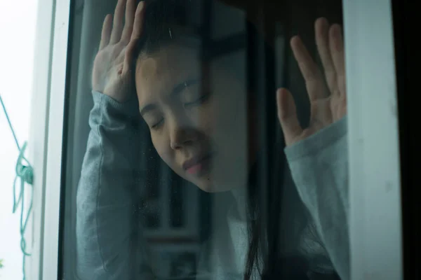 Junges Trauriges Und Deprimiertes Asiatisches Japanisches Mädchen Verängstigt Und Besorgt — Stockfoto