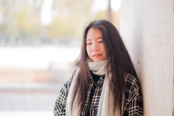 아름다운 아시아 여성이 여행과 관광으로 역사적 지역을 산책하며 행복하게 관광을 — 스톡 사진