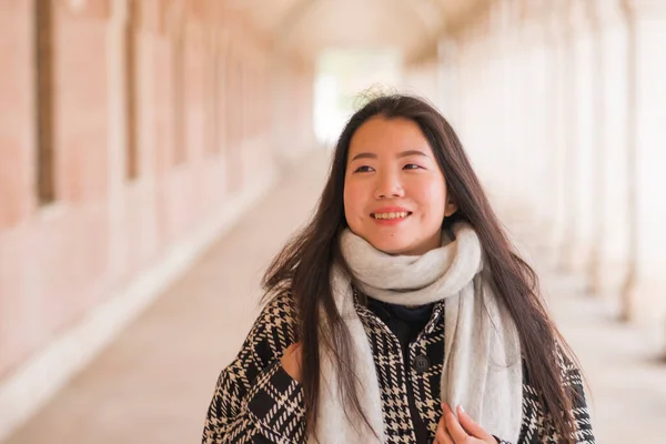 Életmód Portré Fiatal Gyönyörű Ázsiai Kínai Turista Mosolygós Boldog Élvezi — Stock Fotó