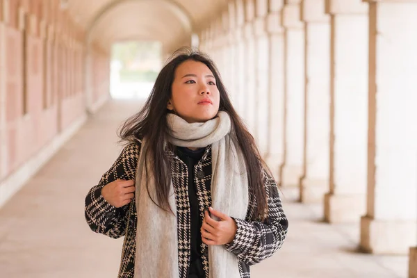 Портрет Молодой Красивой Азиатской Корейской Туристки Улыбающейся Счастливой Наслаждающейся Экскурсией — стоковое фото