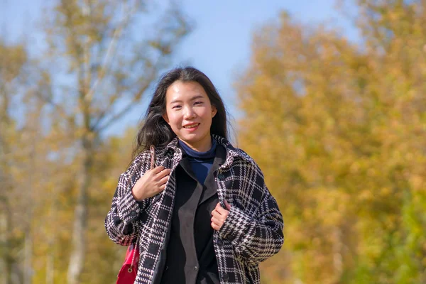 Buiten Levensstijl Portret Van Jonge Gelukkige Mooie Aziatische Japanse Vrouw — Stockfoto