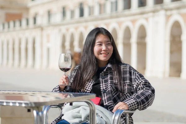 Открытом Воздухе Портрет Молодой Счастливой Привлекательной Азиатской Туристической Женщины Наслаждающейся — стоковое фото