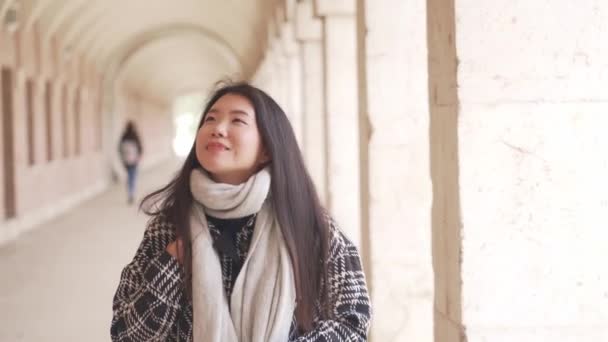 Отслеживание Снято Молодую Красивую Азиатскую Китайскую Туристку Счастливую Наслаждаться Экскурсией — стоковое видео