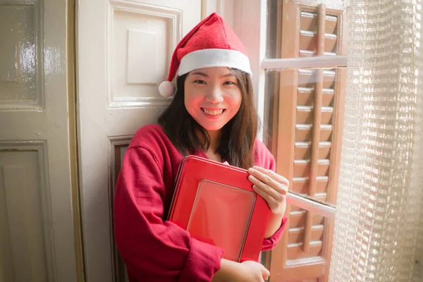 Νεαρή Όμορφη Και Ευτυχισμένη Ασιατική Κινεζική Γυναίκα Στο Καπέλο Άγιος — Φωτογραφία Αρχείου