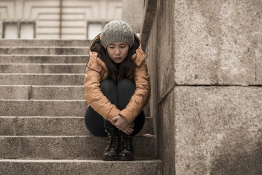 Dramatik bir hayat tarzı portresi. Genç, üzgün ve depresif Japon kadın. Kışlık şapkalı.