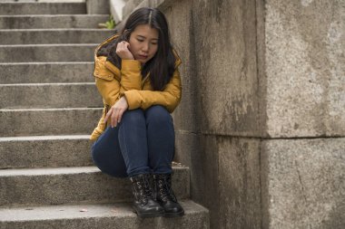 Dramatik bir hayat tarzı portresi. Çekici, üzgün ve depresif bir Japon kadın. Kışlık ceketli.