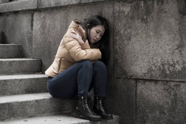 Dramatik bir hayat tarzı portresi. Çekici, üzgün ve depresif bir Japon kadın. Kışlık ceketli.