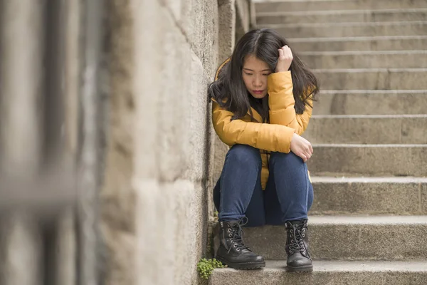 Dramático Estilo Vida Retrato Joven Atractiva Mujer Coreana Triste Deprimida — Foto de Stock