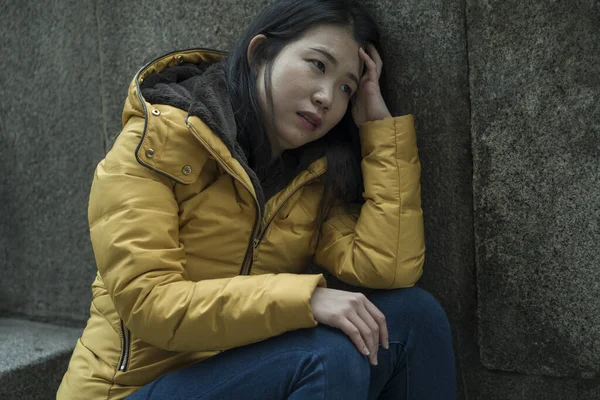 Drámai Életmód Portré Fiatal Vonzó Szomorú Depressziós Koreai Téli Kabát — Stock Fotó