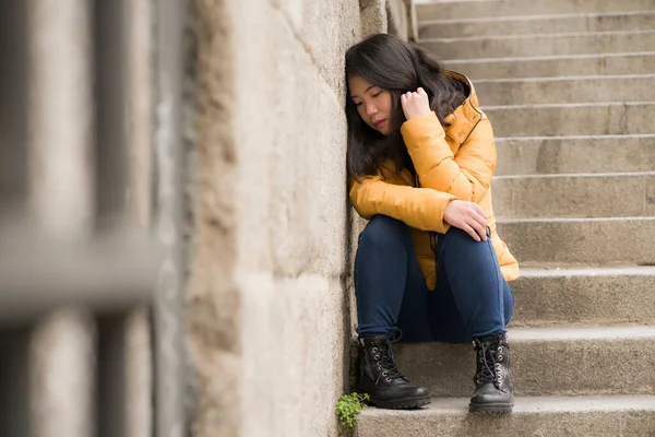 Fiatal Vonzó Szomorú Depressziós Kínai Télikabátban Szabadban Utcasarkon Lépcső Szenved — Stock Fotó