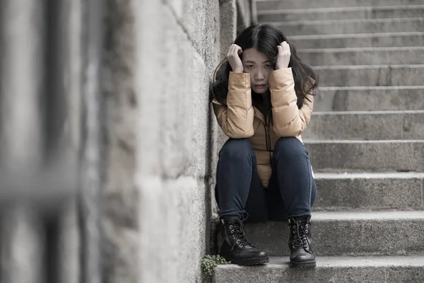 Νέα Ελκυστική Λυπημένη Και Καταθλιπτική Κινέζα Γυναίκα Χειμερινό Σακάκι Κάθεται — Φωτογραφία Αρχείου