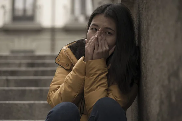 Jovem Atraente Mulher Chinesa Triste Deprimida Casaco Inverno Sentado Livre — Fotografia de Stock