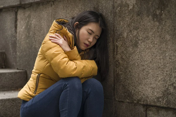Fiatal Vonzó Szomorú Depressziós Kínai Télikabátban Szabadban Utcasarkon Lépcső Szenved — Stock Fotó