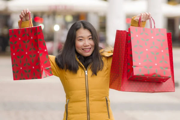 Azji Dziewczyna Korzystających Boże Narodzenie Zakupy Młoda Szczęśliwa Piękna Chińska — Zdjęcie stockowe