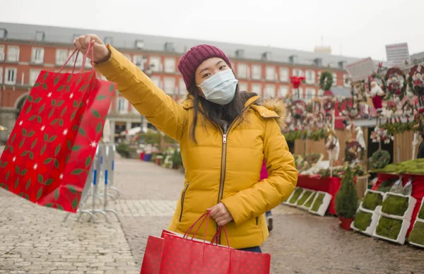 Chica Asiática Disfrutando Las Compras Navidad Durante Covid19 Joven Mujer — Foto de Stock