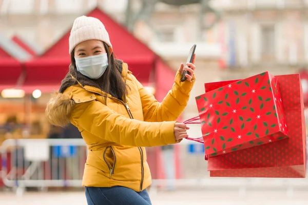 Chica Asiática Disfrutando Las Compras Navidad Durante Covid19 Joven Mujer — Foto de Stock