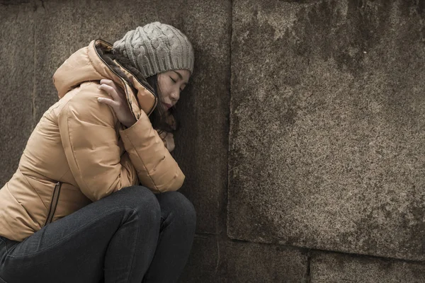 Dramático Estilo Vida Retrato Jovem Atraente Triste Deprimido Japonês Mulher — Fotografia de Stock