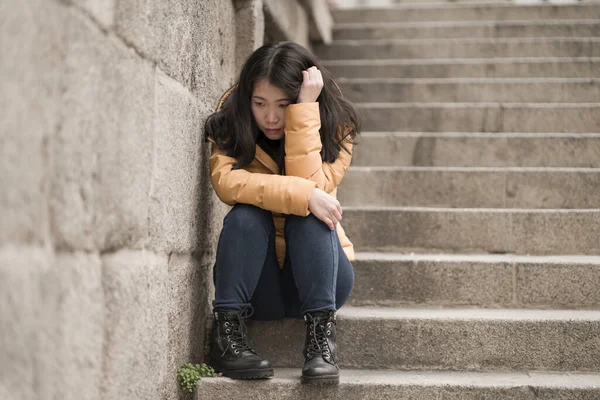 Drámai Életmód Portré Fiatal Vonzó Szomorú Depressziós Japán Téli Kabát — Stock Fotó