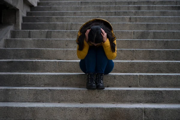 Drámai Életmód Portré Fiatal Vonzó Szomorú Depressziós Japán Téli Kabát — Stock Fotó