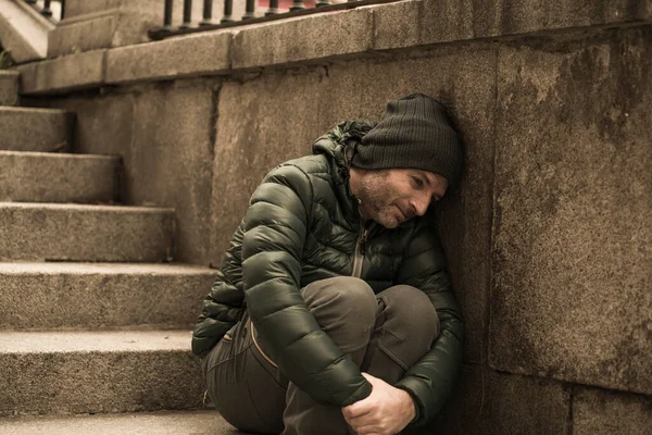 Tmavý Podrážděný Městský Portrét Smutného Depresivního Nezaměstnaného Muže Středního Věku — Stock fotografie