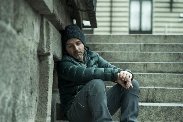 坐在肮脏的街角楼梯上的中年男子忧郁沮丧的城市画像 心烦意乱 忧郁症缠身 — 图库照片