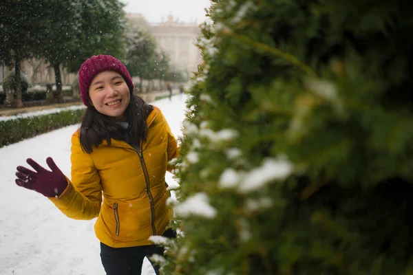 Joven Mujer China Asiática Feliz Atractiva Chaqueta Invierno Gorro Disfrutando — Foto de Stock