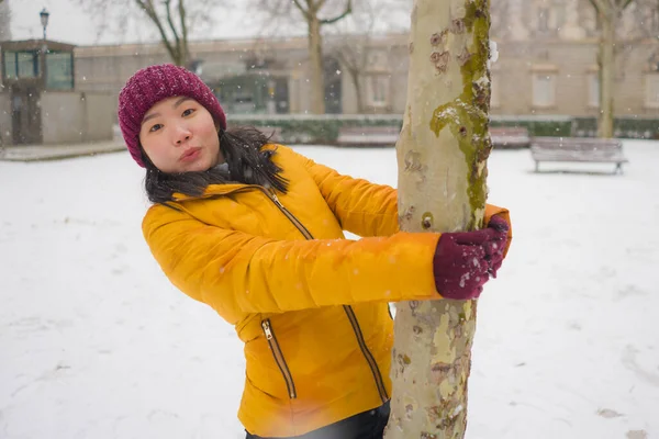 Jovem Feliz Atraente Mulher Chinesa Asiática Jaqueta Inverno Gorro Desfrutando — Fotografia de Stock