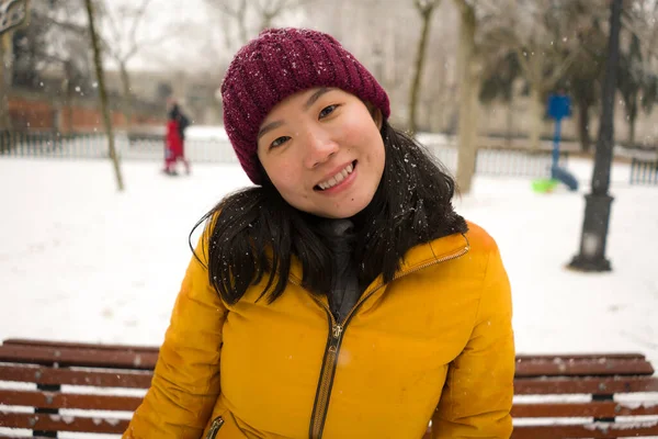 Joven Mujer China Asiática Feliz Atractiva Chaqueta Invierno Gorro Disfrutando —  Fotos de Stock