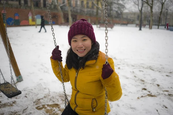 기사보기 매력적 아시아 여성과 비욘세가 크리스마스 눈밭에 눈밭을 즐기고 — 스톡 사진