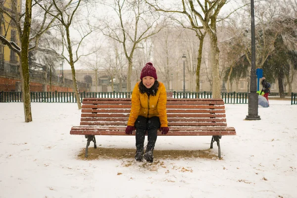 Joven Mujer Japonesa Asiática Feliz Atractiva Chaqueta Invierno Gorro Disfrutando — Foto de Stock