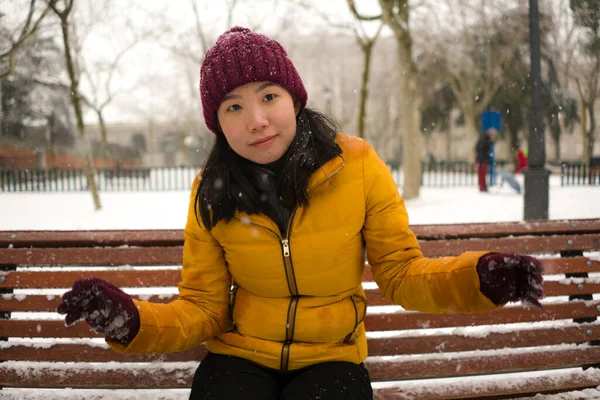 Jong Gelukkig Aantrekkelijk Aziatisch Japans Vrouw Winter Jasje Beanie Genieten — Stockfoto