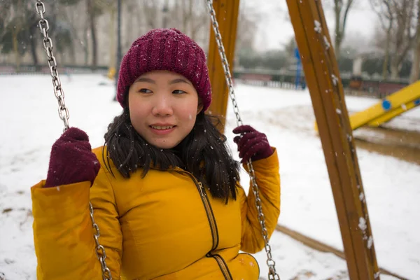 기사보기 행복하고 매력적 아시아 여성과 크리스마스 눈밭에 비니가 공원에서 즐기고 — 스톡 사진