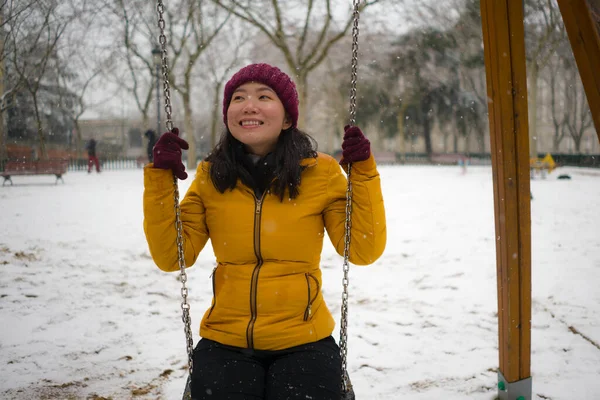 Joven Mujer Japonesa Asiática Feliz Atractiva Chaqueta Invierno Gorro Disfrutando — Foto de Stock