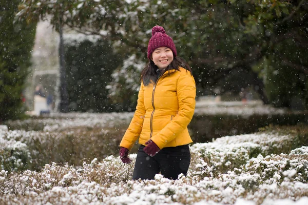 Jovem Feliz Atraente Mulher Asiática Coreana Jaqueta Inverno Gorro Desfrutando — Fotografia de Stock