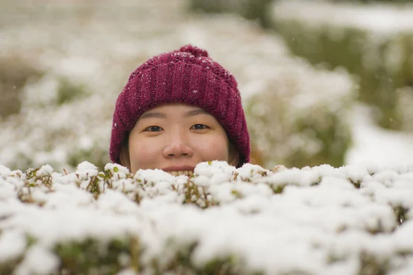 Joven Mujer Coreana Asiática Feliz Atractiva Chaqueta Invierno Gorro Disfrutando — Foto de Stock