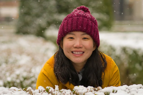 기사보기 행복하고 매력적 아시아 크리스마스 눈으로 둘러싸인 공원에서 즐기고 — 스톡 사진