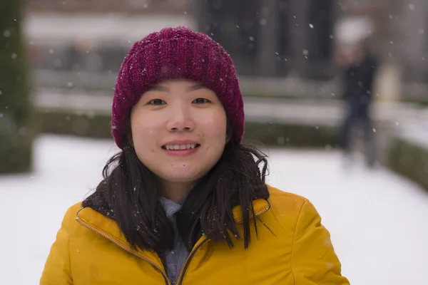 Jovem Feliz Atraente Mulher Asiática Coreana Jaqueta Inverno Gorro Desfrutando — Fotografia de Stock