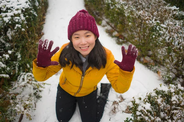 Jong Gelukkig Aantrekkelijk Aziatisch Koreaans Vrouw Winter Jasje Beanie Genieten — Stockfoto