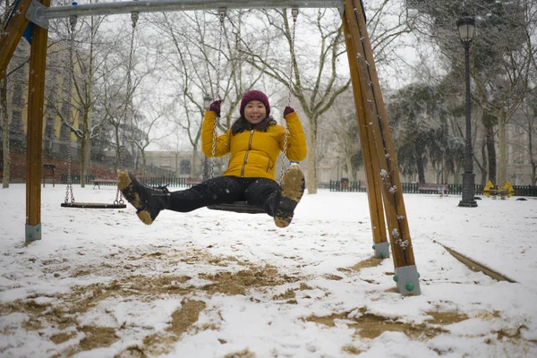 Joven Mujer Coreana Asiática Feliz Atractiva Chaqueta Invierno Gorro Disfrutando — Foto de Stock