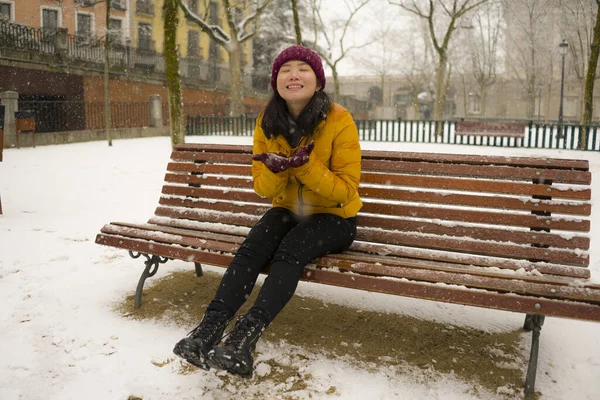 Портрет Молодой Счастливой Привлекательной Азиатской Корейки Зимней Куртке Шапочке Наслаждающейся — стоковое фото